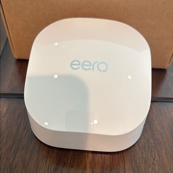 Eero 6 Mesh WiFi Router in White - Picture 5 of 6